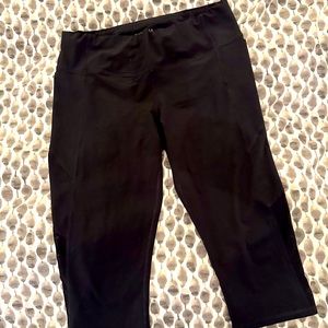 Athleta Crop Leggings Black Embossed Size Medium